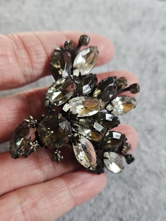 Vintage Jewelry - Vintage smoky purple and clear rhinestones japanned floral spray brooch WOW!